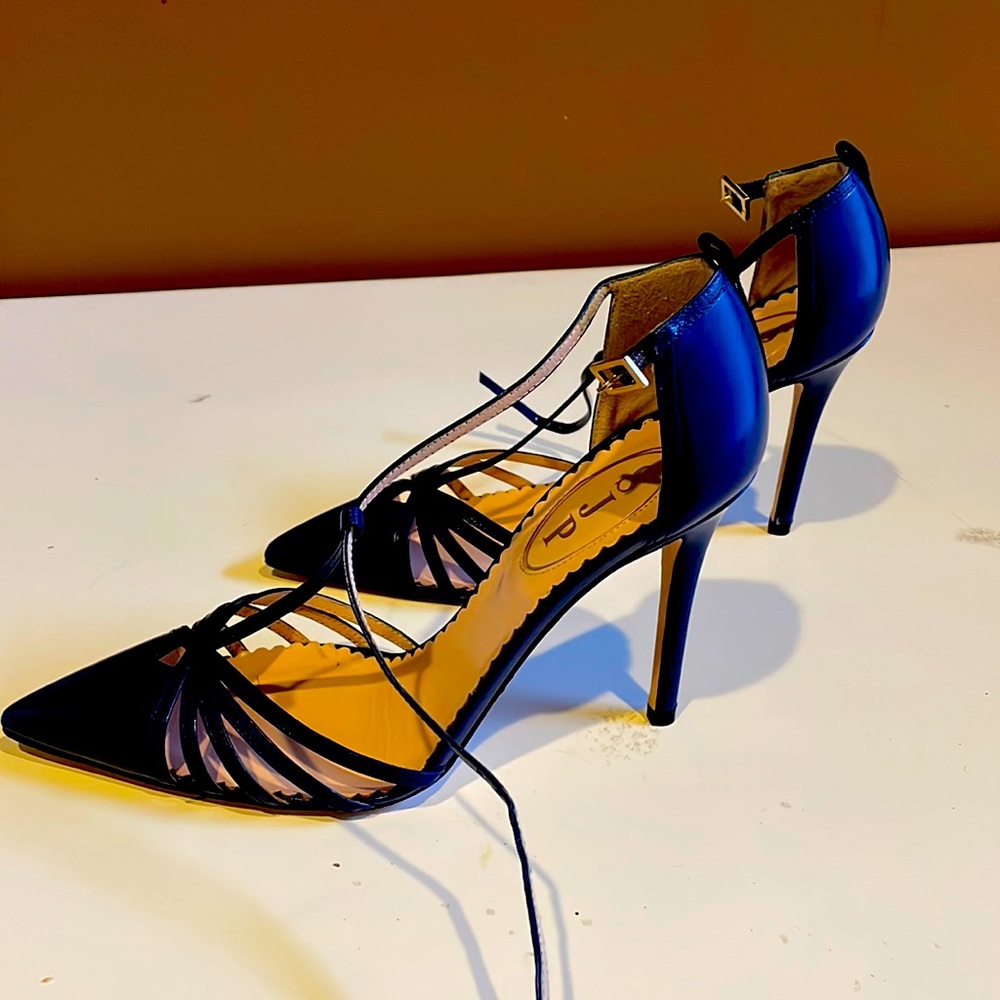 Sarah Jessica  Parker navy blue shoes